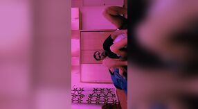 Desi Bhabhi prende lei micio leccato e scopata 0 min 40 sec