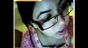 网络摄像头显示巴基斯坦女孩的感性表演 18 敏 20 sec