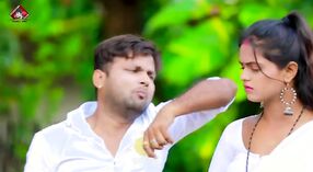 అందమైన మరియు ఉల్లాసభరితమైన మహీమా సింగ్ తన వేడి బ్రాను తడి, చూడండి-త్రూ వైట్ జాకెట్టు 0 మిన్ 0 సెకను