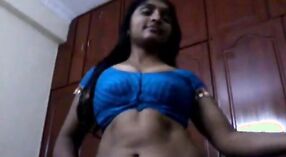 Tante Andhra strips neer in een sari voor een sensueel striptease 1 min 40 sec