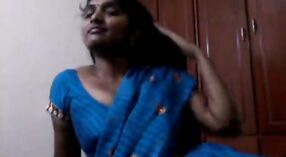 Tante Andhra strips neer in een sari voor een sensueel striptease 0 min 50 sec
