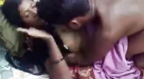 Sexo sentado con una MILF caliente en Mumbai 1 mín. 40 sec