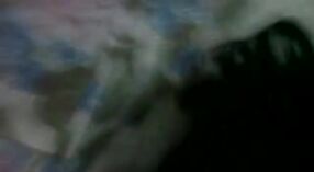দেশি কিশোর প্রেমিকের দ্বারা তার অ্যাপার্টমেন্টে ধাক্কা খায় 1 মিন 40 সেকেন্ড