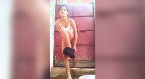 Desi Ấn Độ cô gái thích một steamy tắm sau một hoang dã đêm ngoài 0 tối thiểu 40 sn