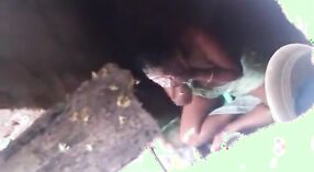 Tamil moglie prende un peek a lei doccia in questo steamy video 2 min 00 sec