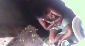 Tamil mulher recebe uma espiada em seu chuveiro neste fumegante vídeo 2 minuto 10 SEC