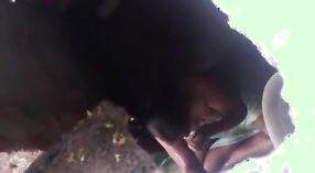 Une femme tamoule jette un coup d'œil à sa douche dans cette vidéo torride 0 minute 40 sec