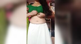 Une Indienne en Saree Sexy Devient Coquine 0 minute 0 sec