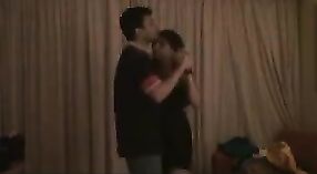 Соблазнительная индийская пара соблазнительно танцует перед страстным сексом 1 минута 00 сек