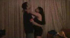 Un couple indien séduisant danse de manière séduisante avant un sexe passionné 0 minute 0 sec