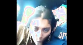 Petite amie indienne fait une pipe à un mec dans la voiture 2 minute 00 sec