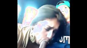 Petite amie indienne fait une pipe à un mec dans la voiture 2 minute 50 sec