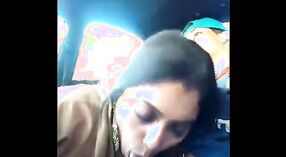 インドのガールフレンドは男に車の中でフェラチオを与える 8 分 40 秒