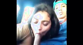 Petite amie indienne fait une pipe à un mec dans la voiture 9 minute 30 sec