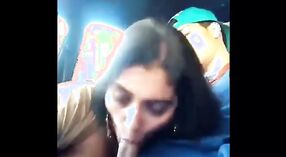Petite amie indienne fait une pipe à un mec dans la voiture 10 minute 20 sec
