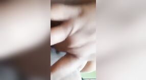 Seksowny buddy masturbates z jego palce 2 / min 00 sec