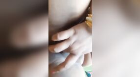 Seksowny buddy masturbates z jego palce 2 / min 10 sec