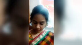 هندية جميلة في سن المراهقة يظهر قبالة جسدها العاري و كس 1 دقيقة 40 ثانية