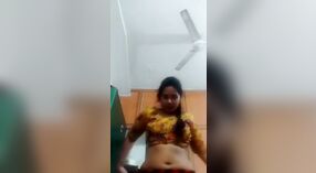 सुंदर भारतीय किशोर तिच्या नग्न शरीर आणि मांजरी दर्शविते 0 मिन 0 सेकंद