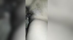 Seorang gadis dari pedesaan memberikan blowjob sensual dan berhubungan seks di lantai 1 min 20 sec