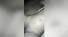 Seorang gadis dari pedesaan memberikan blowjob sensual dan berhubungan seks di lantai 1 min 40 sec
