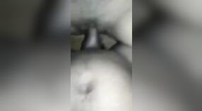 Seorang gadis dari pedesaan memberikan blowjob sensual dan berhubungan seks di lantai 2 min 50 sec
