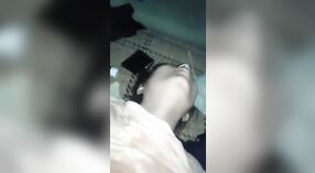 Seorang gadis dari pedesaan memberikan blowjob sensual dan berhubungan seks di lantai 3 min 10 sec