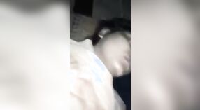 Seorang gadis dari pedesaan memberikan blowjob sensual dan berhubungan seks di lantai 0 min 30 sec