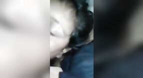 Seorang gadis dari pedesaan memberikan blowjob sensual dan berhubungan seks di lantai 0 min 40 sec