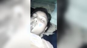 Seorang gadis dari pedesaan memberikan blowjob sensual dan berhubungan seks di lantai 0 min 50 sec
