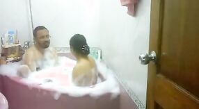 ニラム・バビは夫と一緒に蒸し暑いお風呂で甘やかされます 1 分 20 秒