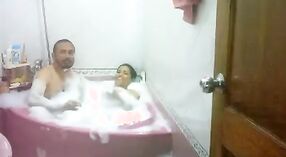 Nilam bhabhi se entrega a un baño de vapor con su marido 3 mín. 20 sec