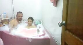 नीलम भाभी भोगता में एक भाप से भरा स्नान के साथ उसके पति 4 मिन 20 एसईसी