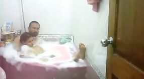 ニラム・バビは夫と一緒に蒸し暑いお風呂で甘やかされます 5 分 20 秒