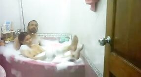 نیلم بابھی indulges میں ایک باپ سے بھرا غسل کے ساتھ اس کے شوہر 6 کم از کم 20 سیکنڈ
