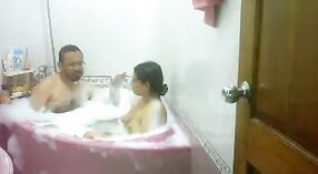 नीलम भाभी भोगता में एक भाप से भरा स्नान के साथ उसके पति 7 मिन 20 एसईसी