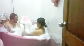 नीलम भाभी भोगता में एक भाप से भरा स्नान के साथ उसके पति 0 मिन 0 एसईसी