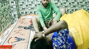 Gorąca Indyjska żona NRI ma sekretny seks ze swoim chłopakiem z college ' u! Hardcore akcja 3 / min 00 sec