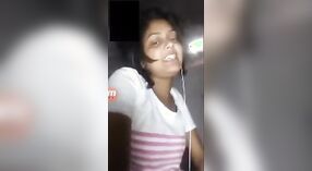 Desi menina sensual exibição de seus belos seios e órgãos genitais 0 minuto 50 SEC