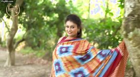 Hermosa Madhu en Sari Sexy: Una visita obligada para cualquier amante del sari 2 mín. 20 sec