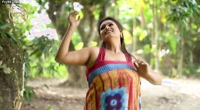 Hermosa Madhu en Sari Sexy: Una visita obligada para cualquier amante del sari 4 mín. 20 sec