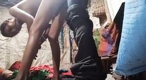 Pasangan Desi seneng hubungan seksual sing cepet lan kuat ing desa kasebut 2 min 40 sec