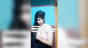 美丽的印度女孩在这个热闹的视频中炫耀她的大胸部 1 敏 40 sec