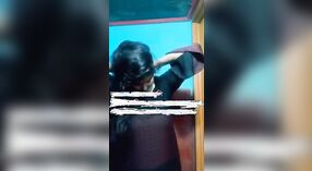 Schönes indisches Mädchen zeigt ihre großen Brüste in diesem dampfenden Video 2 min 00 s