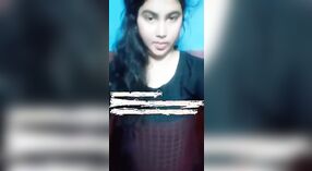 Schönes indisches Mädchen zeigt ihre großen Brüste in diesem dampfenden Video 2 min 20 s