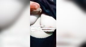 सुंदर भारतीय मुलगी या वाफेच्या व्हिडिओमध्ये तिच्या मोठ्या स्तनांना चिकटवते 3 मिन 20 सेकंद