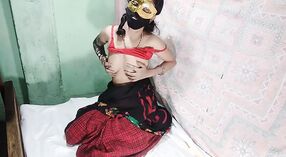 இந்திய பாபி தனது கூட்டாளரிடமிருந்து ஒரு சிற்றின்ப மசாஜ் பெறுகிறார் 9 நிமிடம் 30 நொடி