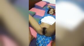 Estudiante universitario indio Desi hace una mamada sensual en una habitación de hotel 0 mín. 0 sec