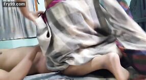 Caliente Devar Bhabhi consigue su garganta machacada en un sari 7 mín. 20 sec