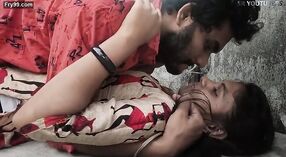 Vaishnavi'nin yaşlı youtuber'lar için şehvetli göğüs preslemesi ve göbek öpücüğü 12 dakika 00 saniyelik